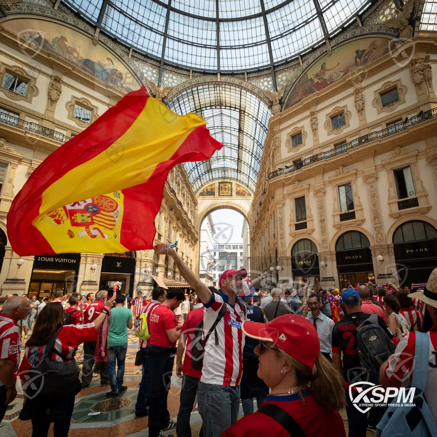 Aficionados reunidos en Milán antes de la final de la UEFA Champions League 2016.
