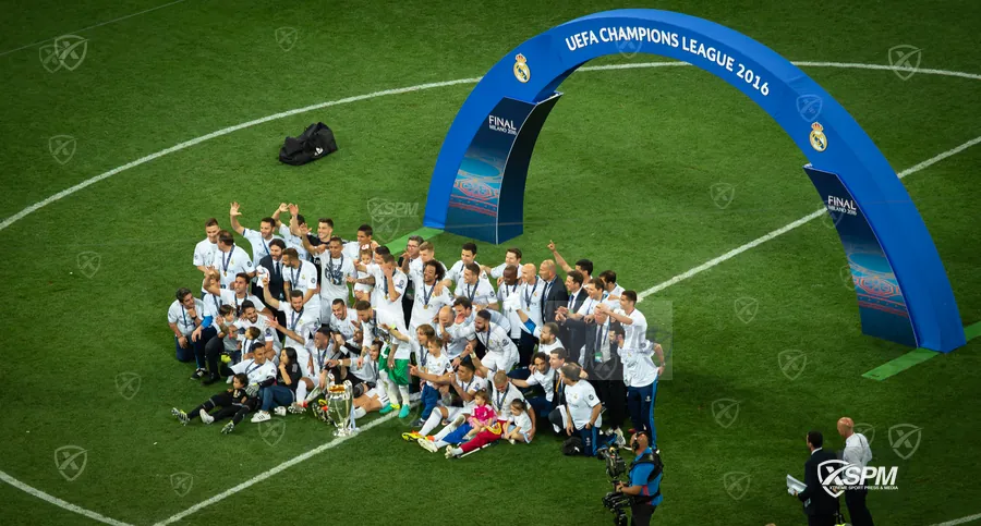 Real Madrid posa con el trofeo de la UEFA Champions League 2016 visto desde la tribuna.