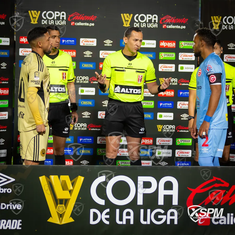 Protocolo de capitanes durante Copa de la Liga 2026.