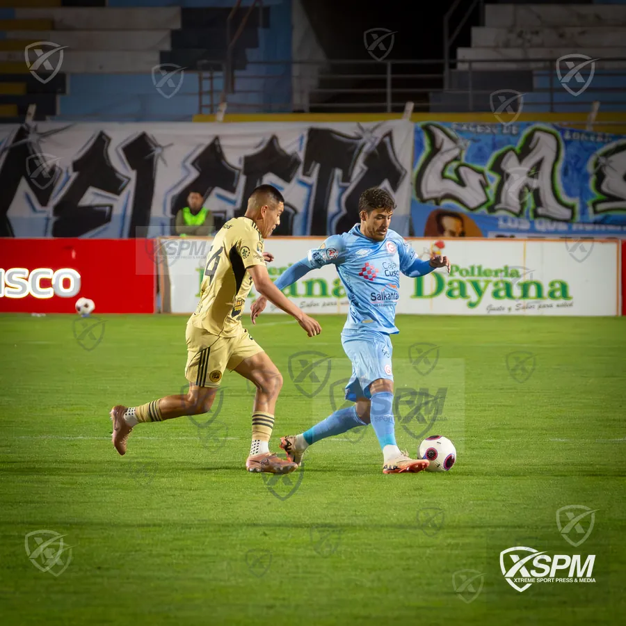Disputa en mediocampo durante Copa de la Liga 2026.