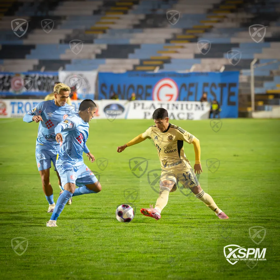 Duelo por el balón durante Copa de la Liga 2026.