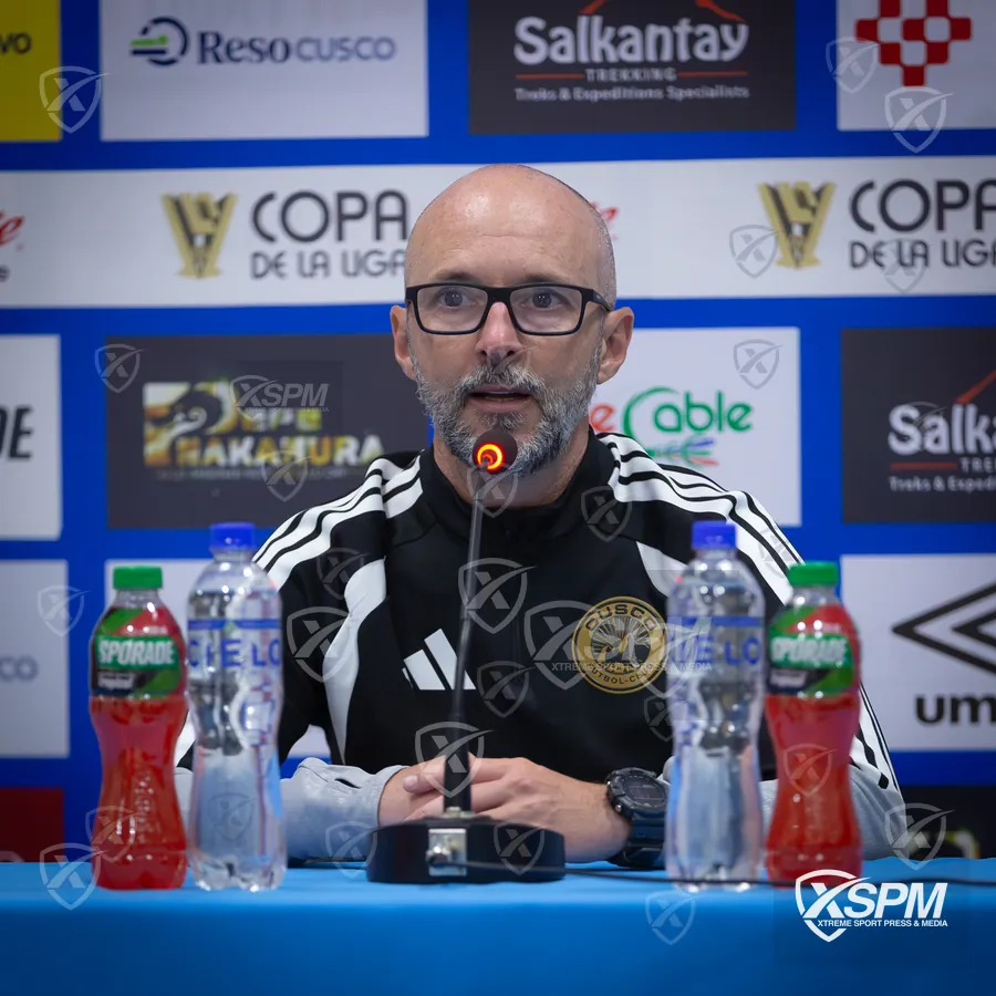 Cuerpo técnico durante Copa de la Liga 2026.