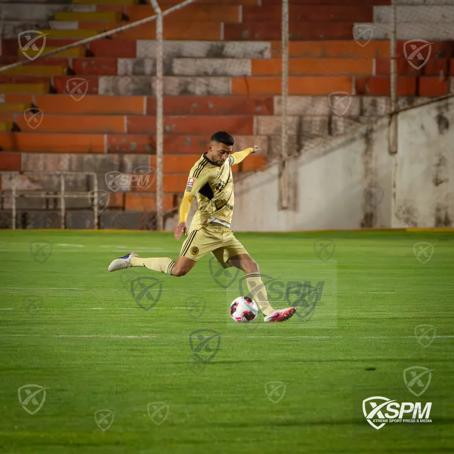 Remate de Cusco FC durante Liga 1 Perú · Torneo Clausura 2026.