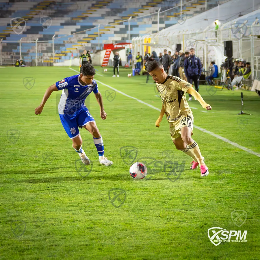 Duelo ofensivo durante Liga 1 Perú · Torneo Clausura 2026.
