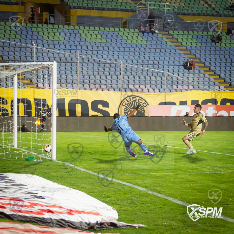 Definición ante el arco durante Liga 1 Perú · Torneo Clausura 2026.