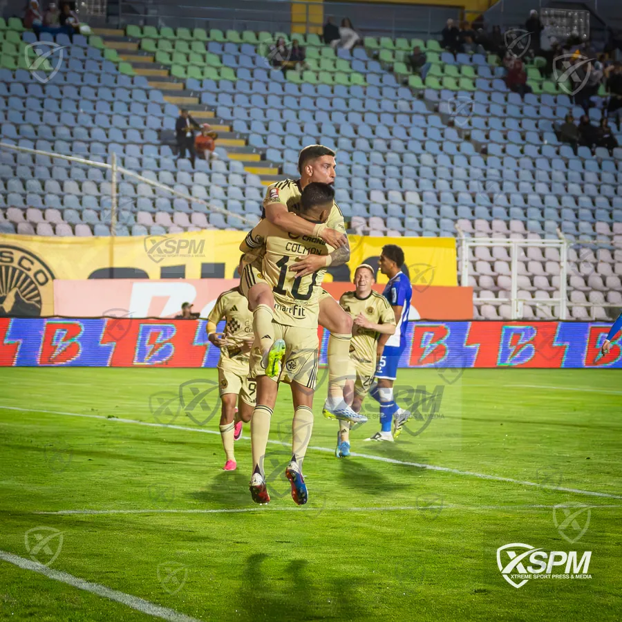 Celebración durante el encuentro entre Cusco FC y Alianza Atlético en Cusco.