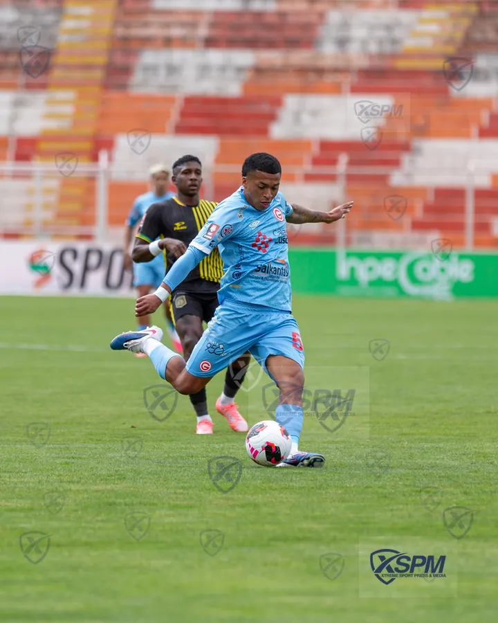 Duelo en carrera durante Liga 1 Perú · Torneo Clausura 2026.