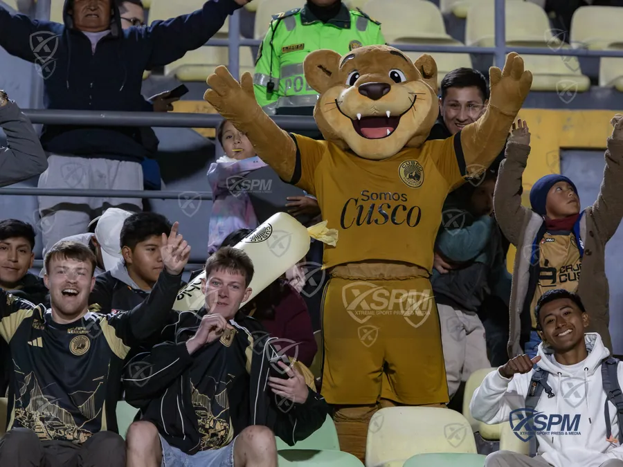 La mascota y la tribuna durante Liga 1 Perú · Torneo Clausura 2026.
