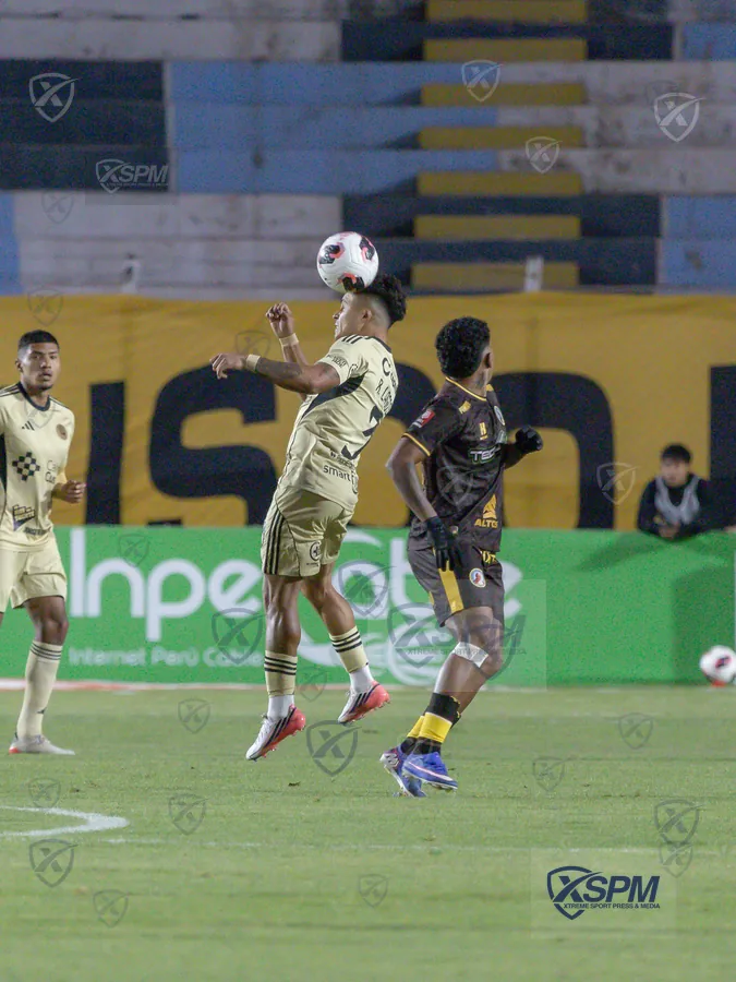 Duelo aéreo durante Liga 1 Perú · Torneo Clausura 2026.
