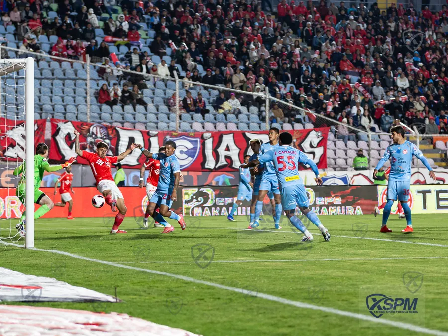 Acción en el área durante Liga 1 Perú · Torneo Clausura 2026.