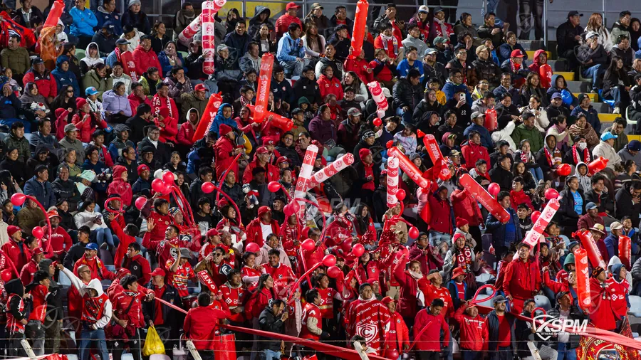 La tribuna de Cienciano durante Liga 1 Perú · Torneo Clausura 2026.
