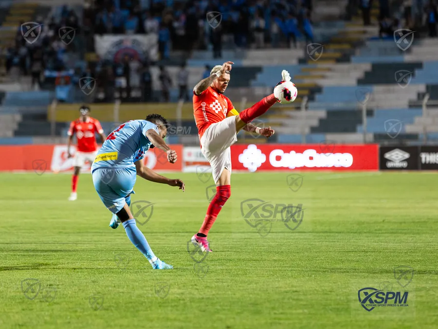 Disputa aérea durante Liga 1 Perú · Torneo Clausura 2026.