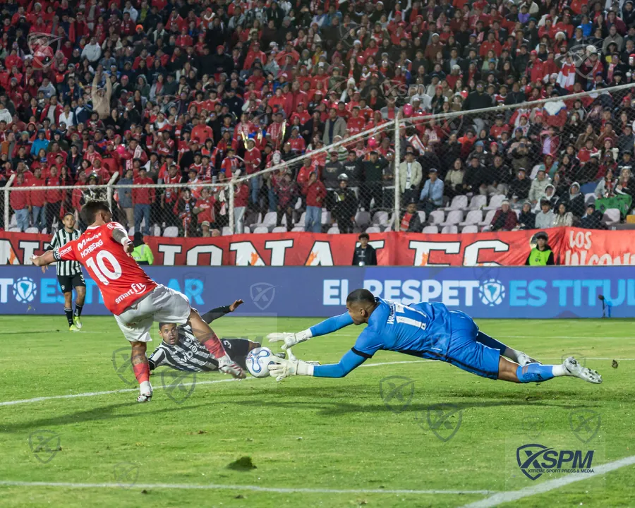 Definición de Cienciano ante el arquero de Botafogo.