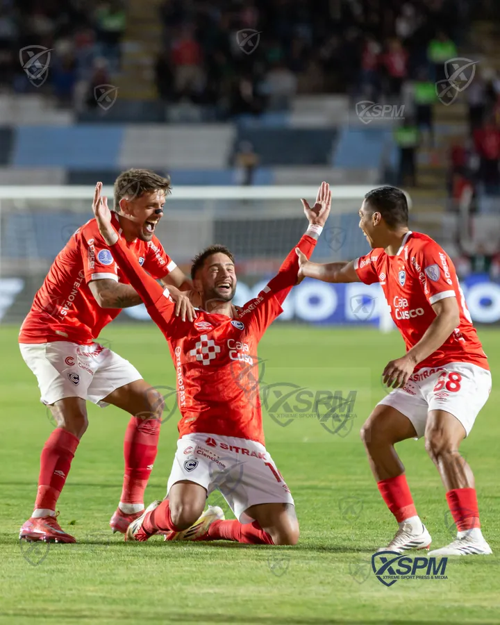 Jugadores de Cienciano celebran juntos la victoria ante Botafogo.