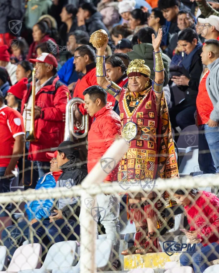 Aficionado con indumentaria andina acompaña a Cienciano desde la tribuna.