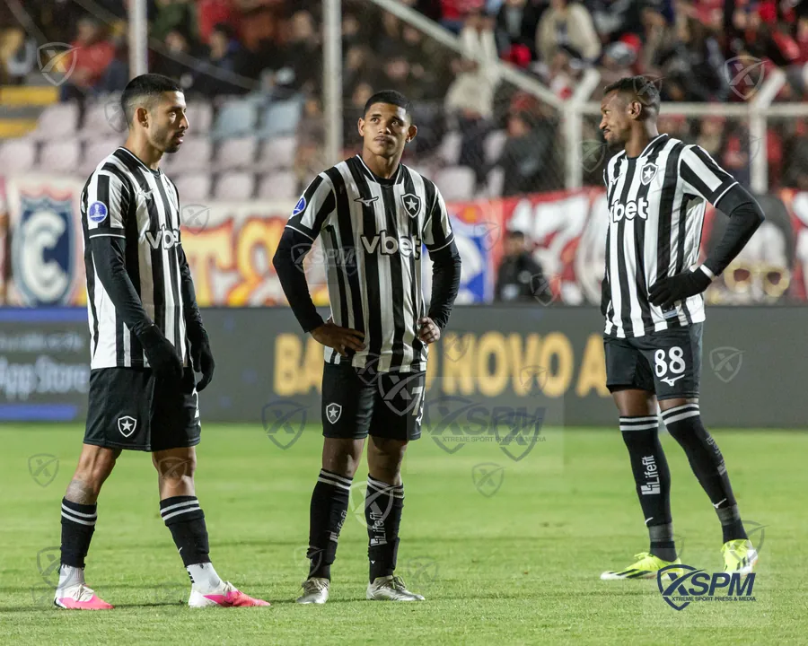 Jugadores de Botafogo reflejan el desenlace del partido en Cusco.