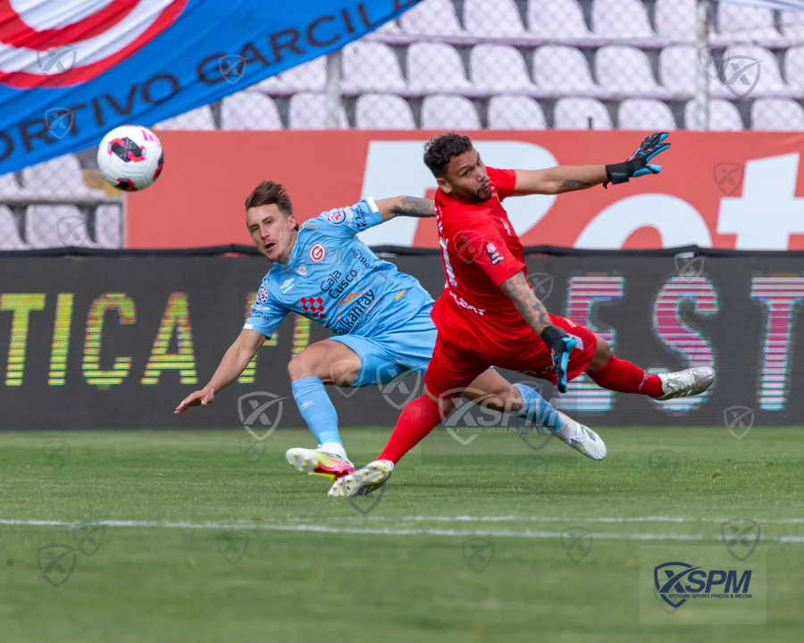 Acción decisiva de Deportivo Garcilaso ante el portero de CD Moquegua.