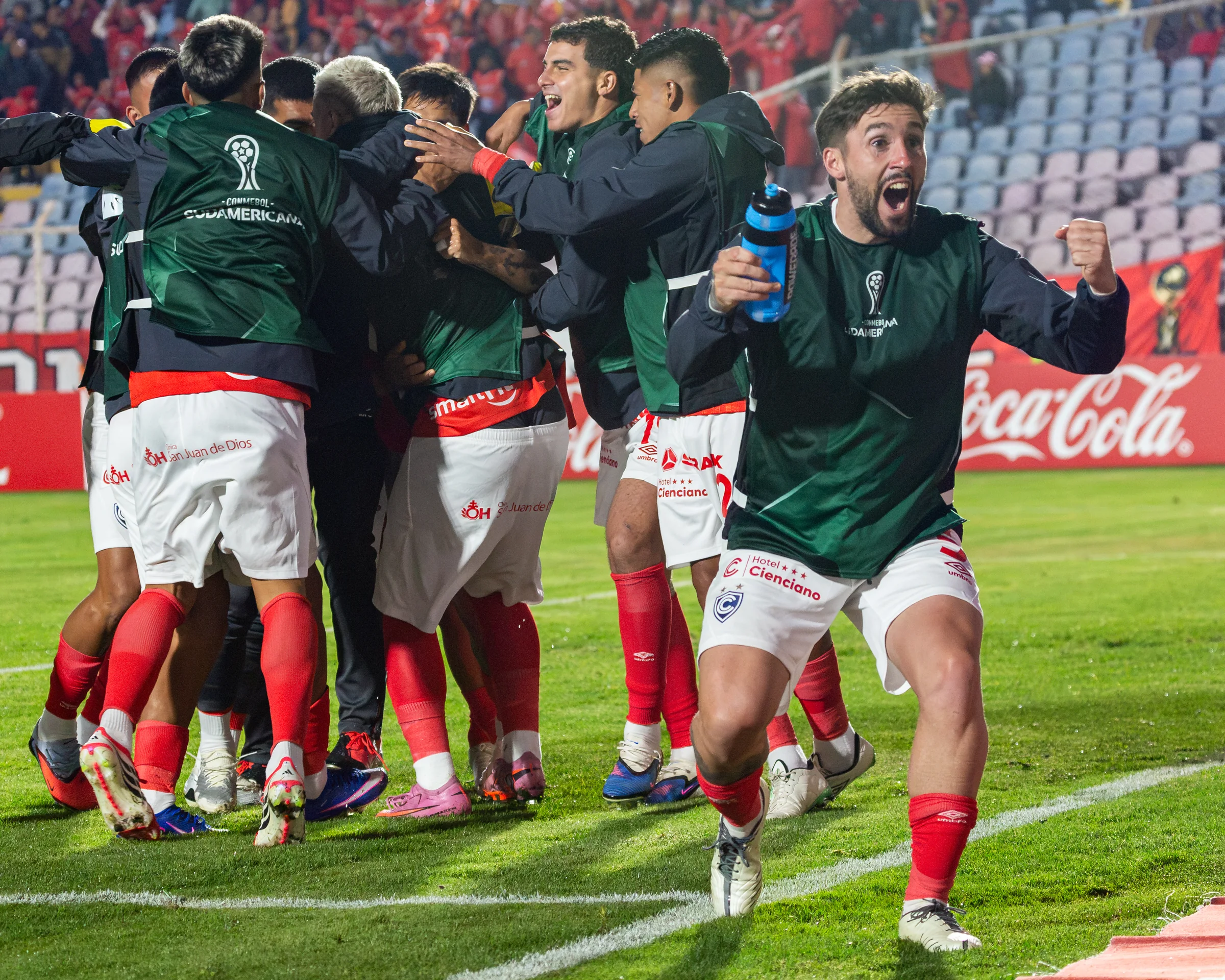 Jugador de Cienciano celebra con intensidad junto a sus compañeros